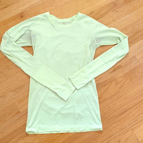 lululemon athletica Tops - Lululemon long sleeve! Excellent condition